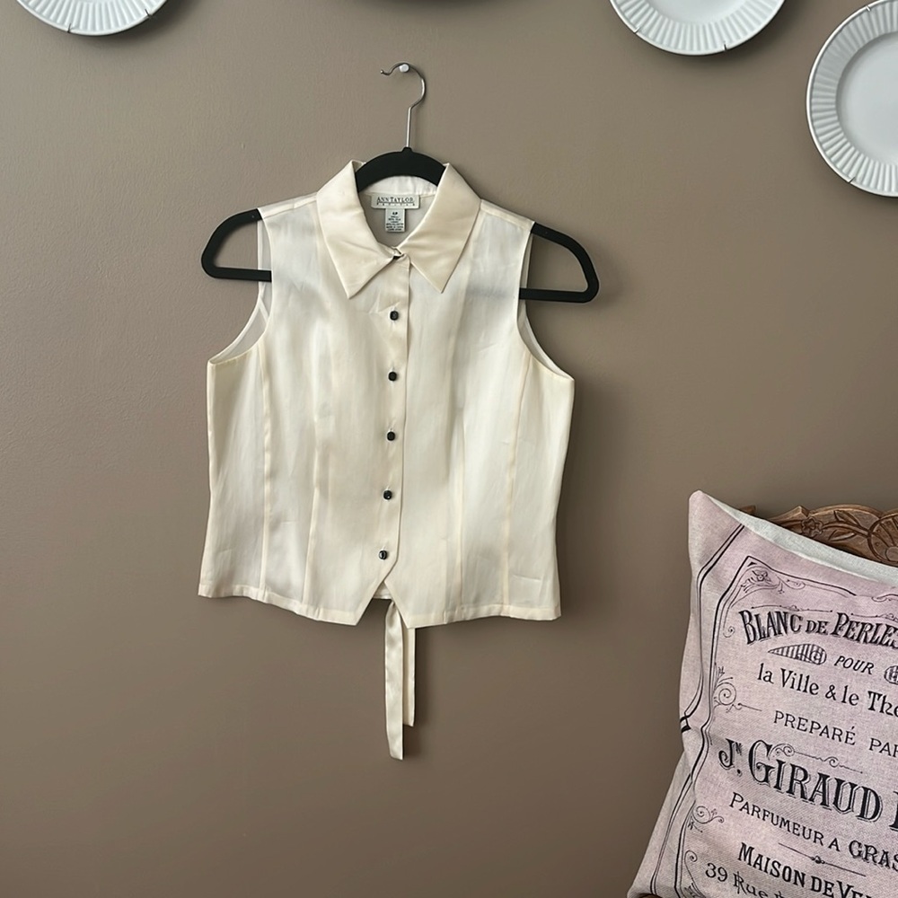 Elegant Ann Taylor Sleeveless Top. Shell: 100% Silk Lining. Polyester. Holiday.